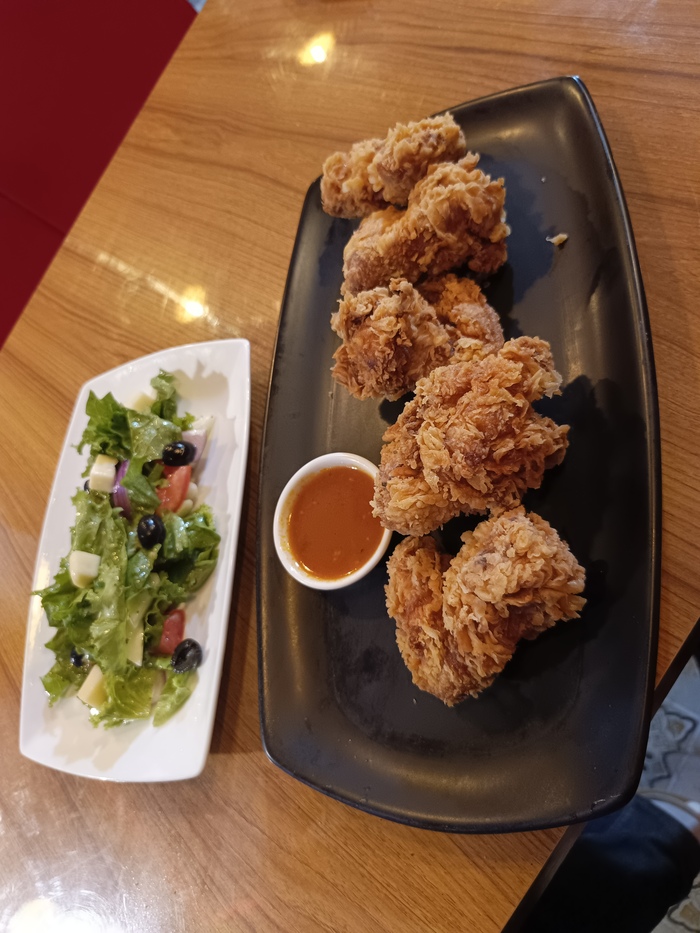 Греческий салат, Хрустящие крылышки, Зеленый чай. За все 520 така ( около 400 рублей)