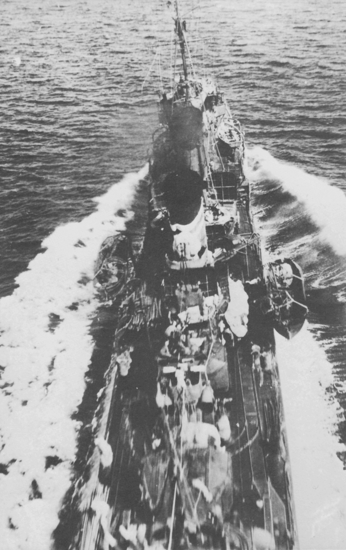 Эсминец Shirayuki под атакой бомбардировщиков в битве в море Бисмарка, 2 марта 1943 года. На следующий день он будет потоплен