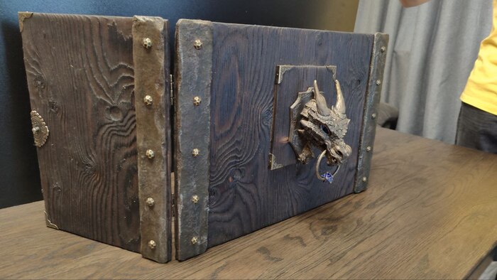 Голова съёмная, чтобы не отвалилась при перевозке