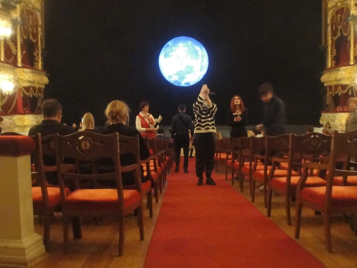 для партера стулья какие-то простоватые