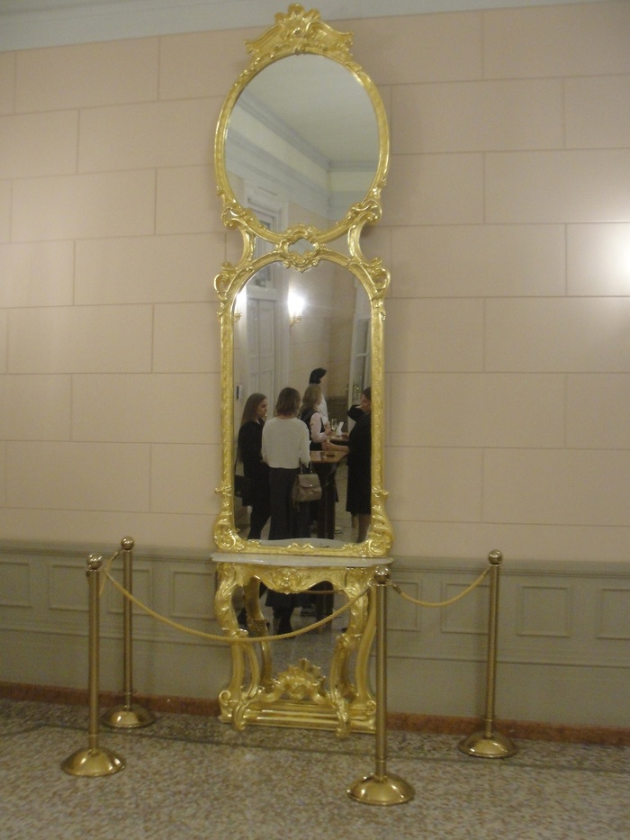 буфет: вид из зеркала