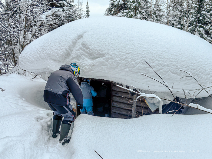 Так более понятен размер избушки и сугробов