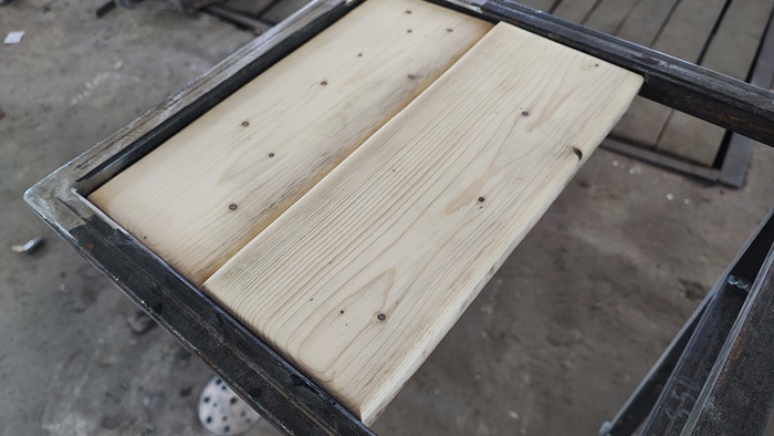 тут полки ещё просто вставлены в посадочное