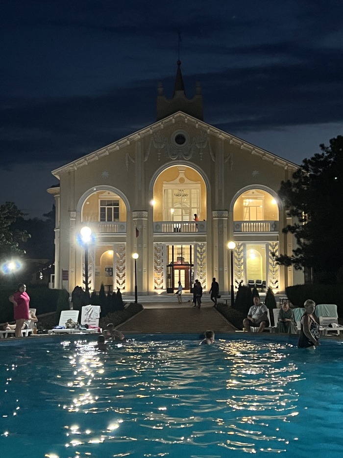 Корпус столовой и бассейн.