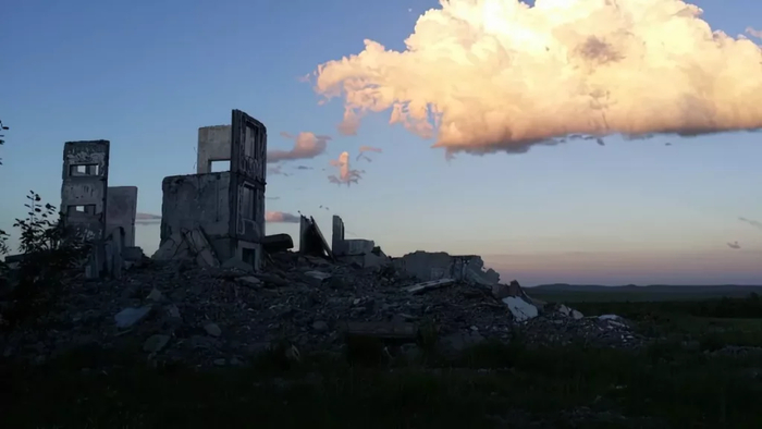 Развалины Дорнода посреди вечерней степи