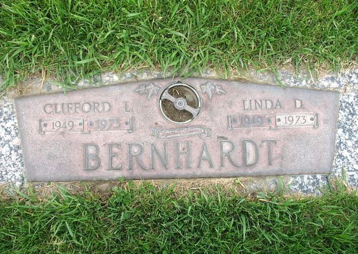 Надгробие на могиле Клиффорда и Линды Бернхардт
