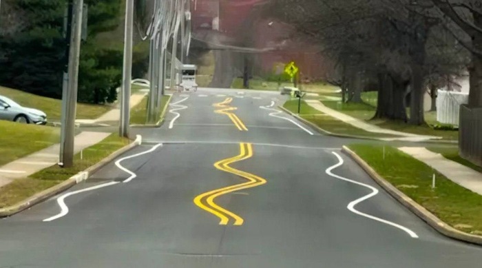 В США в Пенсильвании использует волнистую дорожную разметку, чтобы замедлить водителей, превышающих скорость на перекрестке жилых домов
