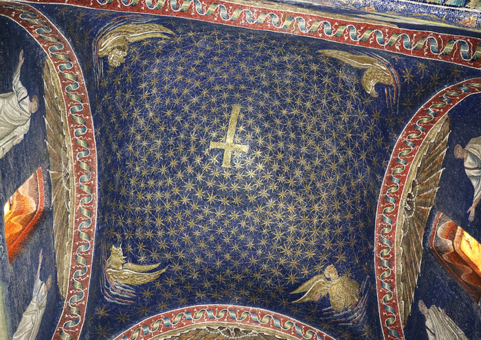 Потолочная мозаика, украшенная золотыми звездами и символами евангелистов.