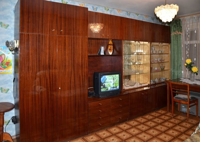 Рис. 4. "Жилая комната Обь": 2 шкафа, бар, книжный шкаф и сервант, которые можно было менять местами или расставлять в разные места. Маленький шкаф стоит за занавеской. Фото из открытого доступа 