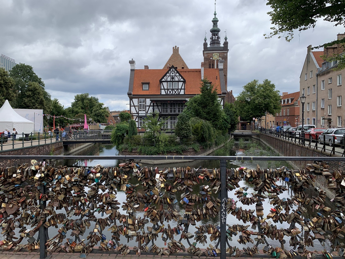 Теперь все браки будут крепкими, правда замки регулярно срезают.