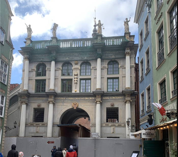 Золотые ворота (вид сзади). Сейчас идет реконструкция. С права бар - "Перчатка", может в нем и подрались туристы.