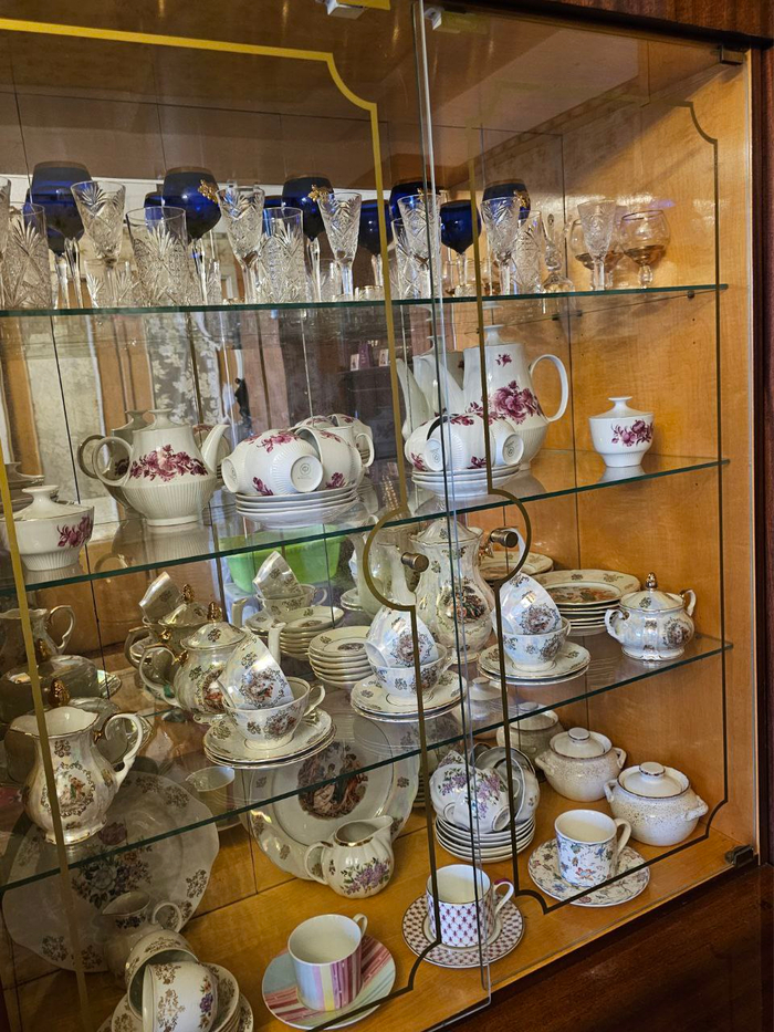 Рис. 5.  Сервант с хрусталём и сервизами. На второй полке сервиз, подаренный сестрой жены нам на свадьбу. Сервиз Мадонна на третьей сверху полке. Фото снято при написании поста