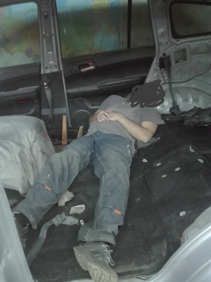 Фунтик пьяный лежит в перевёртыше ,который он взялся ремонтировать и забил на несколько месяцев,люди плакали.