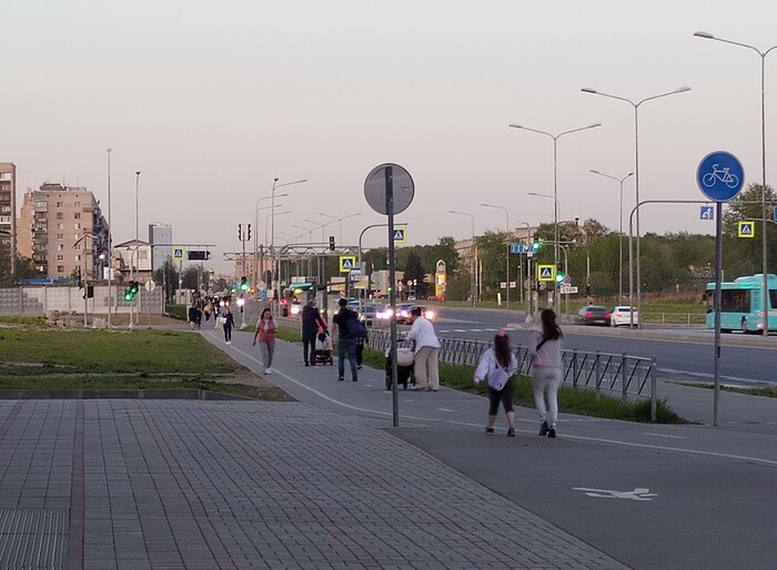 Справа находится пешеходный тротуар, но люди упорно идут по велодорожке