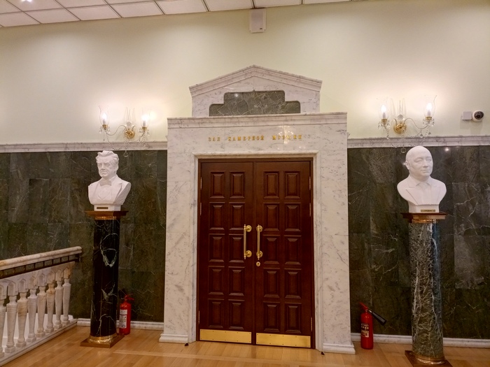 Бюсты справа.