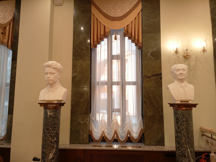 Бюсты слева.