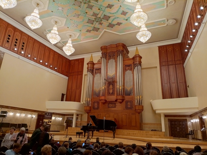 Вид из партера. На стены по бокам сцены иногда накладывают фото-видео-проекции, это красиво. А когда играет орган, его обычно подсвечивают сменяющимися цветами.