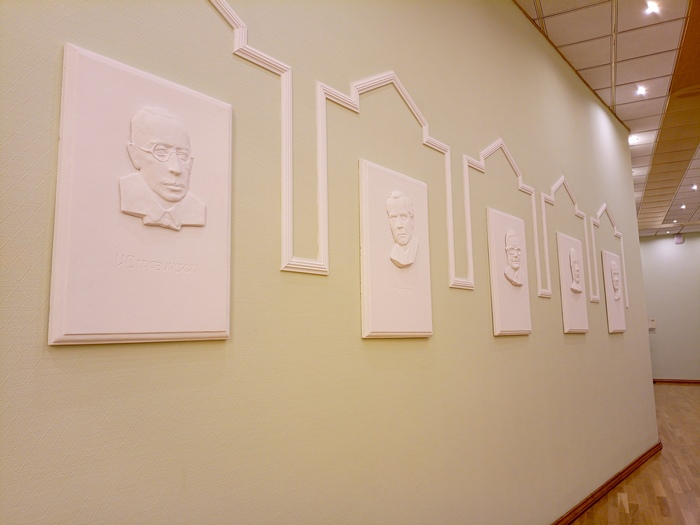 Стена правого холла - на ней тоже композиторы.