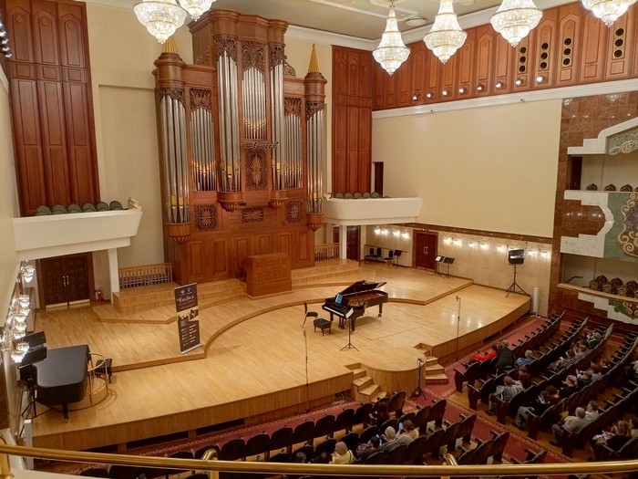 А так выглядит концертный зал с балкона.