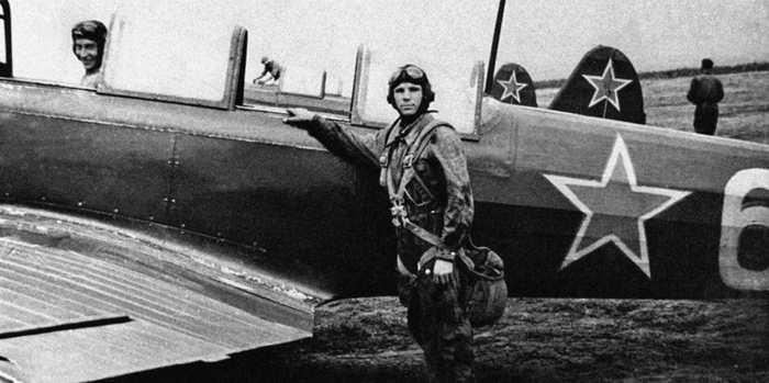 Гагарин у учебного самолета Як-18 на аэродроме Саратовского аэроклуба ДОСААФ 