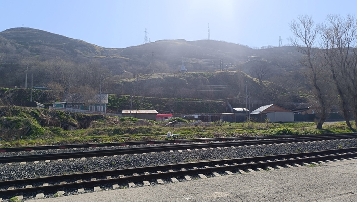 Во времена СССР движение на этом участке было весьма интенсивным — на север до Холмска и на юг до Шебунино.