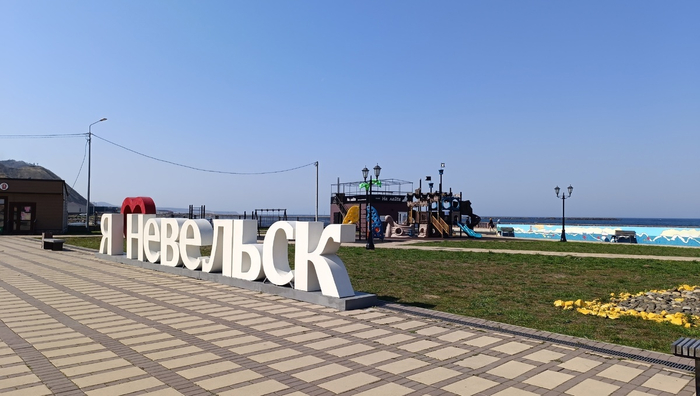 Рядом с детской площадкой работает детское кафе. Читайте отзывы о сахалинских заведениях перед походом — уровень сервиса и качество блюд часто хромает, увы.