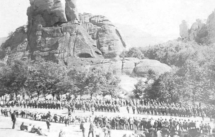 Марковский полк в строю у подножия Белоградчикских скал.