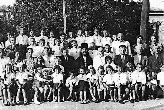 Ученики, учителя и "попечительский совет" частной русской школы в Варне.