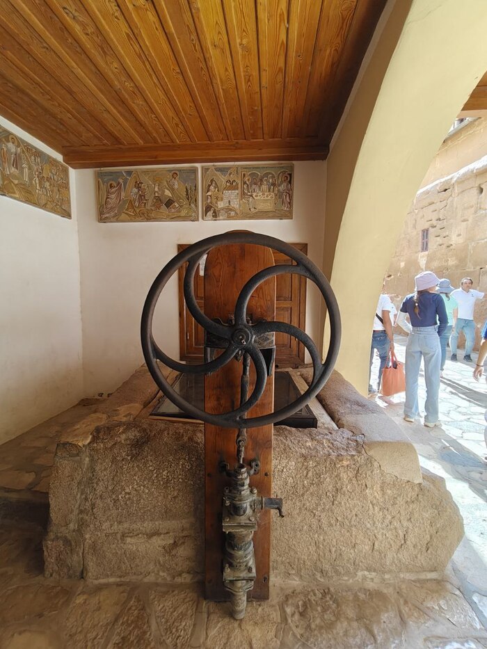 Колодец Моисея с насосом подаренным императором Наполеоном Бонапартом.