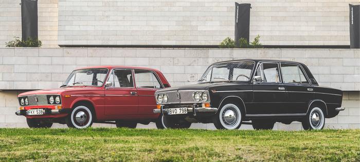 "Тройка" на фоне красной "Шестерки". Вайтволлы (шины с белой полосой) на них никогда не ставились, такая отсылка к ретро-моде 50--60-х.