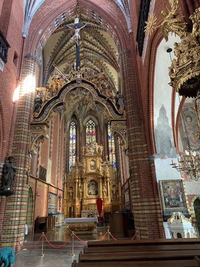 Внутри - дорого-богато.