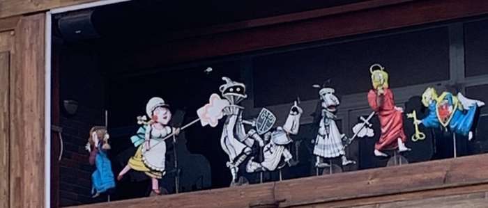 Анимированные фигуры - ходят хоровод под музыку. Тут собрали персонажей со всех баек города. Есть и святые покровители, и крестоносцы, и перникарка Катажына и Коперник (все наши знакомые, кроме святых). Плотарь с жабами тоже есть, но он еще не появился.