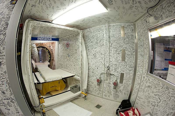 В октябре 2011 года шаттл Endeavour был доставлен в музей Лос-Анджелеса, его транспортировка по улицам города заняла почти двое суток.