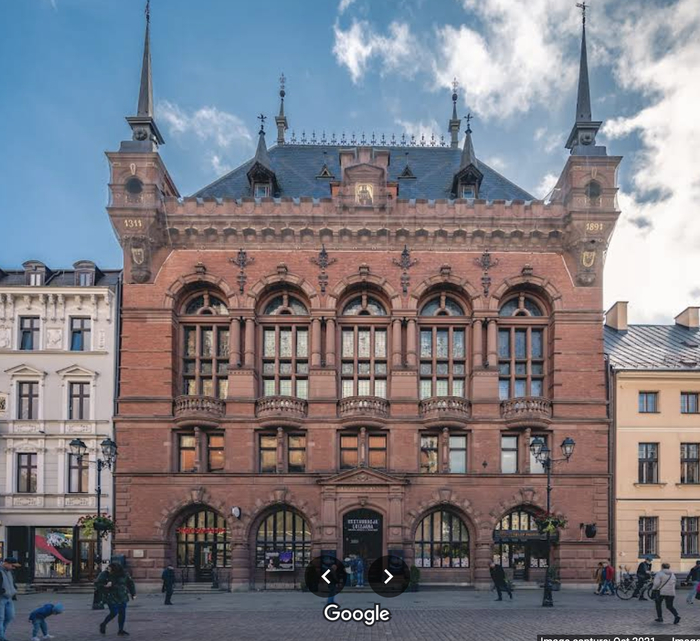 Сейчас тут Центр Культуры. Для иллюстрации пожычыуэм (польск. pożyczyłem - одолжил) фотку в гугле, бо своя не удалась.