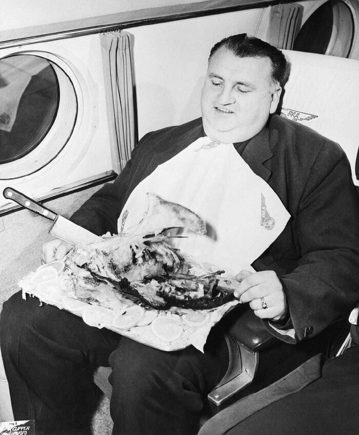 Пассажир съедает целую индейку на ужин на борту Pan Am Stratocruiser в 1949 году
