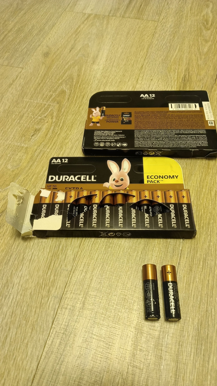 Клапан коробки тупо приклеен. Рвётся с мясом.