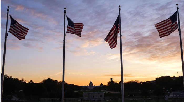Флаги США около монумента первому президенту США Джорджу Вашингтону в Вашингтоне. Архивное фото
