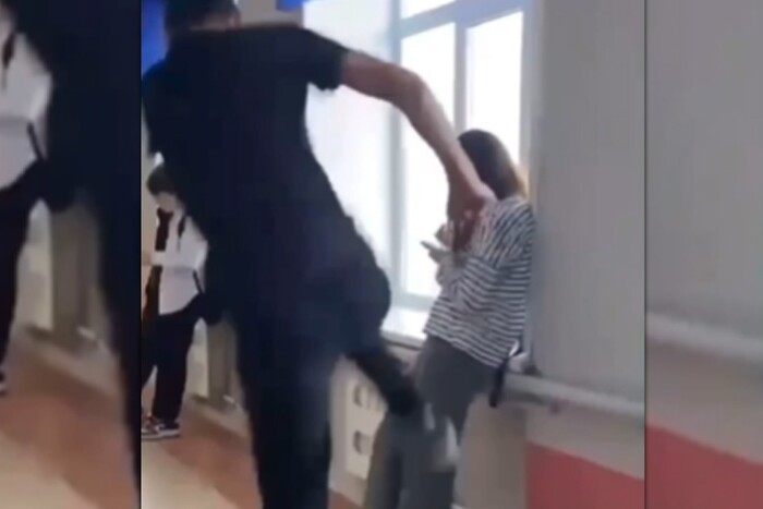 Пнул девочку ....год и восемь месяцев условно...