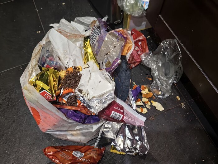 ЧОТ МУСОР ДАВНО НЕ ВЫКИДЫВАЛ