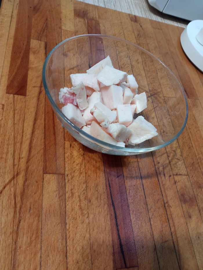 Вспомнил что в холодильнике есть курдючный жир. Его ещё нарезал порядка 100-150 гр.