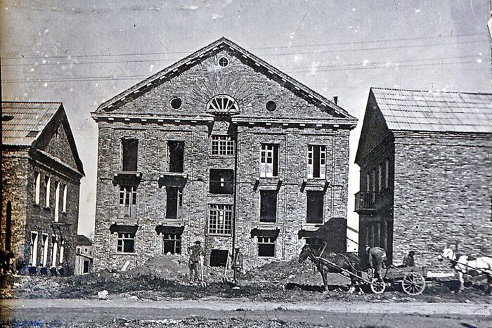 Строительство немецких домов, примерно 1945–1946 годы. Фото Владимира Ионова. Источник: музей Челябметкомбината