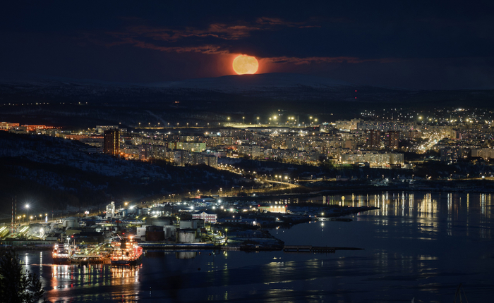 Восход луны над вечерним Мурманском