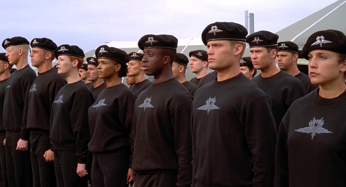 Настоящая история "Звездного десанта": как все должно быть по книге? Пол Верховен сильно изменил оригинальный сюжет Экранизация, Обзор фильмов, Рецензия, Фантастика, Научная фантастика, Космическая фантастика, Боевики, Фильмы, Книги, Литература, Лор вселенной, Космос, Космодесант, Будущее, Жуки, Обзор, Что почитать?, Длиннопост