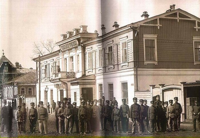 Ивановская улица. Учащиеся у здания около здания общественного дома, в котором распологалось реальное училище (ныне ул. Труда. Дом с адресом ул. Труда, 94 снесен в 1985 году