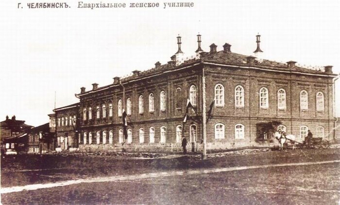 Епархиальное женское училище ранее находилось на пересечении современных улиц Ленина и Красноармейской (пр.Ленина,40). Снесено.