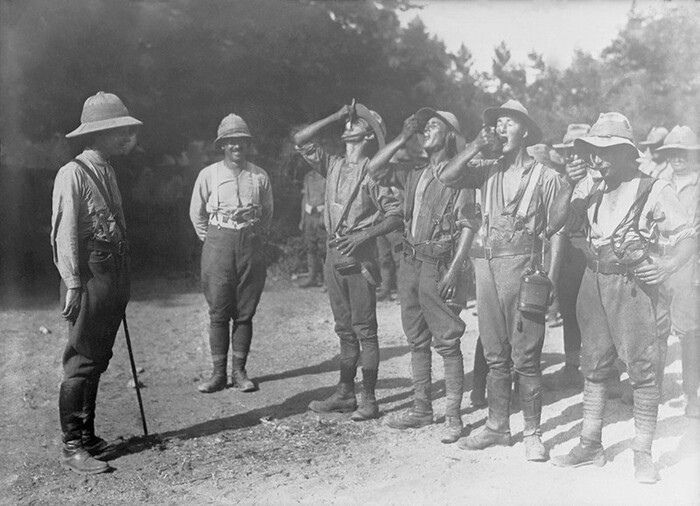 Салоники, Греция, 1918 год. Солдаты британской армии на параде за ежедневной дозой хинина. Фото с сайта <!--noindex--><a href="https://pikabu.ru/story/lekarstvennyie_rasteniya_khinnoe_derevo_12636596?u=http%3A%2F%2Fawm.gov.au&t=awm.gov.au&h=084ed74545a34b43e1c8e94d71a77eb6817aa810" title="http://awm.gov.au" target="_blank" rel="nofollow noopener">awm.gov.au</a><!--/noindex-->.