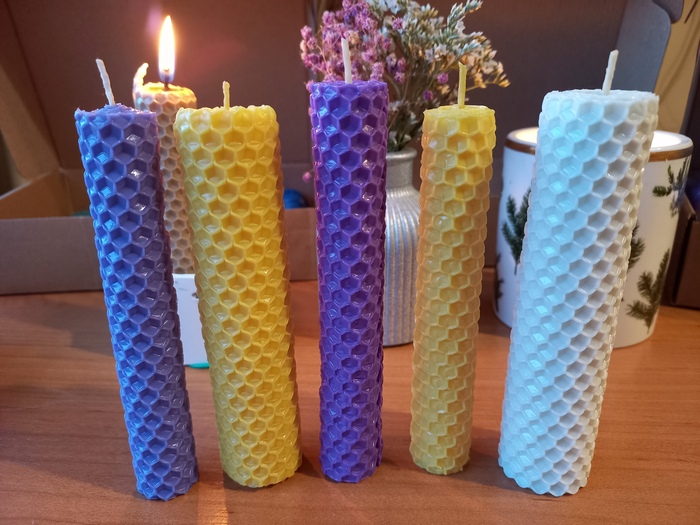 Я стала крутить свечи. Это вощина. Специальная вощина для свечей. Есть разные цвета, разные размеры пластин. Они пахнут мёдом, очень мягкие. В свечу можно добавить травы, ароматические отдушки для свечей, арома масла.