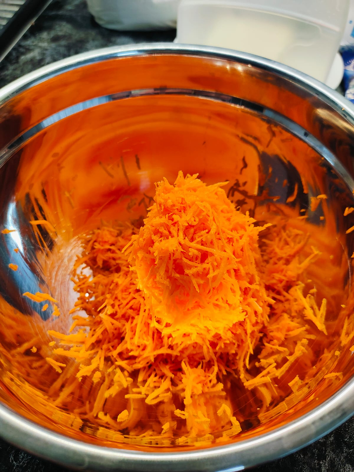 Натираю морковь на средней тёрке