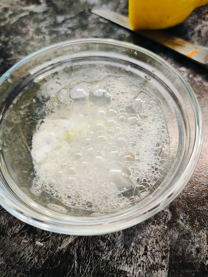 В соду добавляю лимонный сок. Добавляю в миску и перемешиваю.