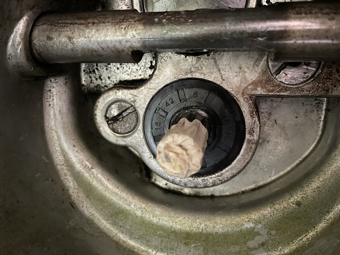 Новый сальник. Малярный скотч, чтобы не разорвать кромку нового сальника